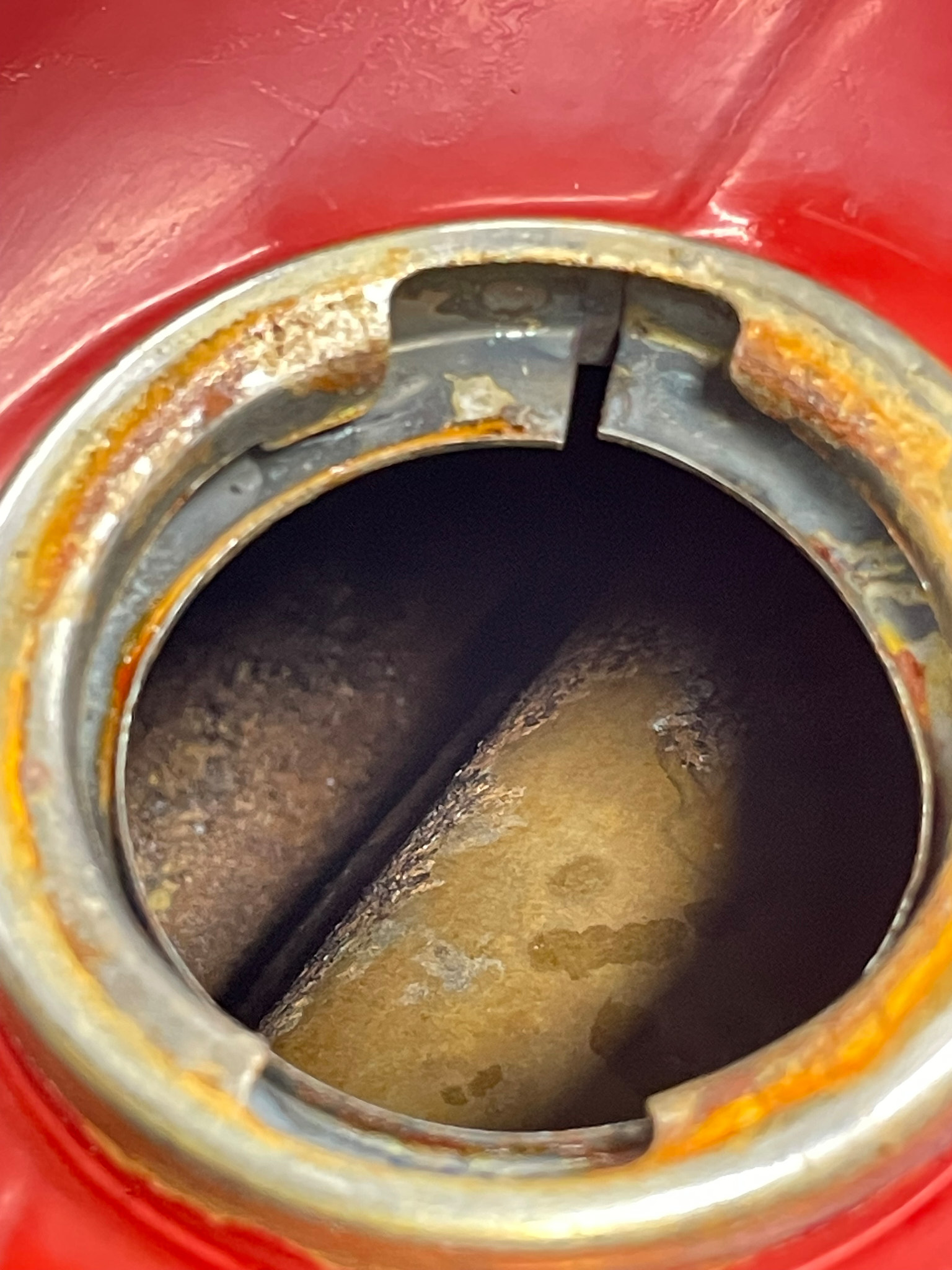 Nádrž před vylitím kaučukovým lakem