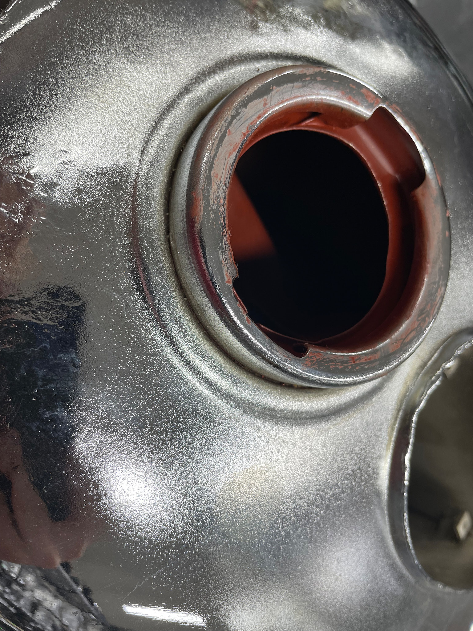 Nádrž po vylití kaučukovým lakem