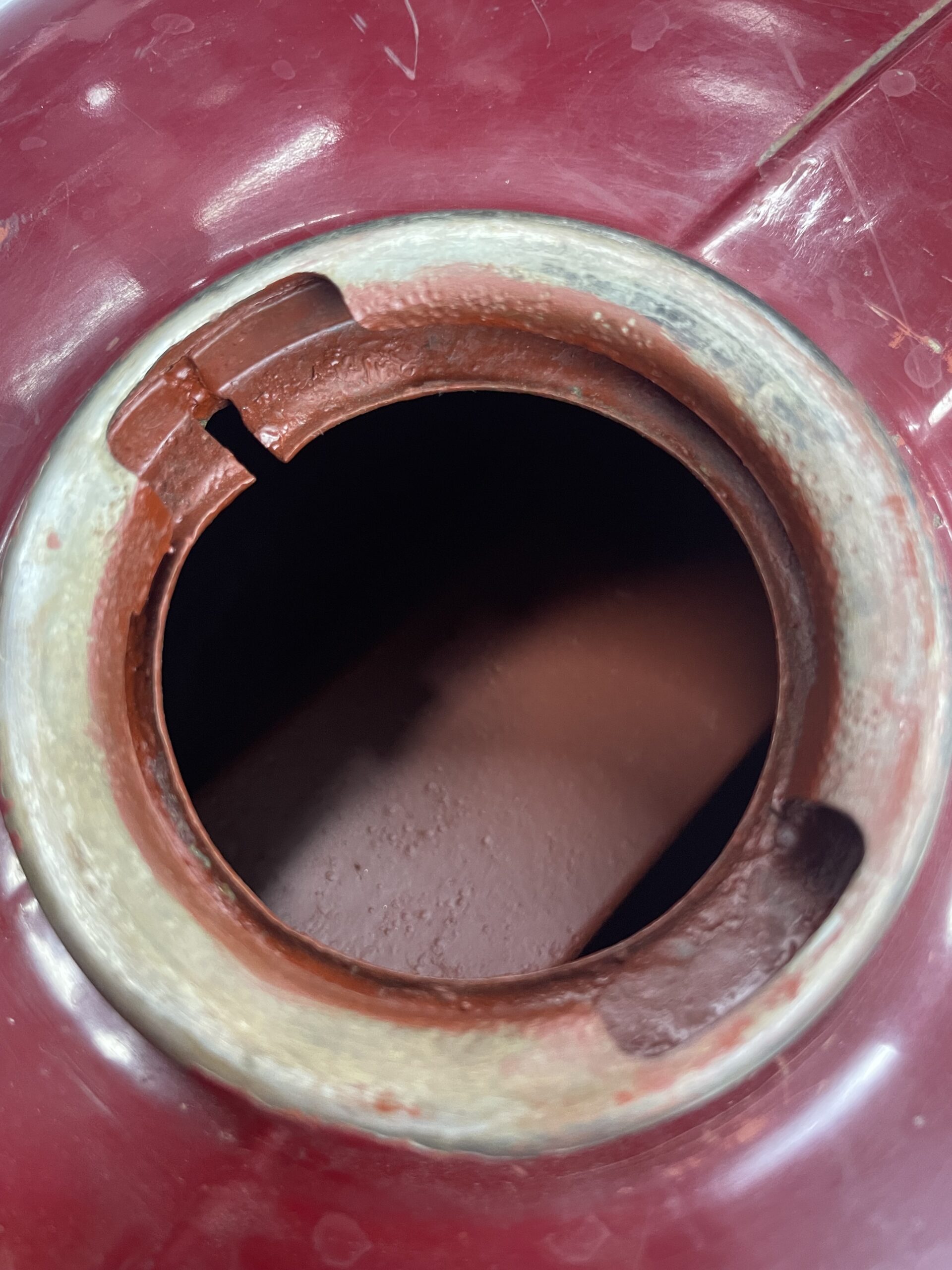 Nádrž po vylití kaučukovým lakem