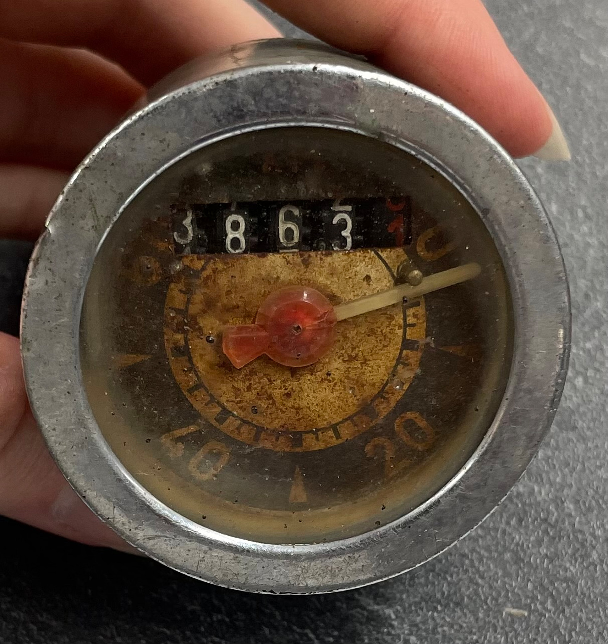 Tachometr před renovací