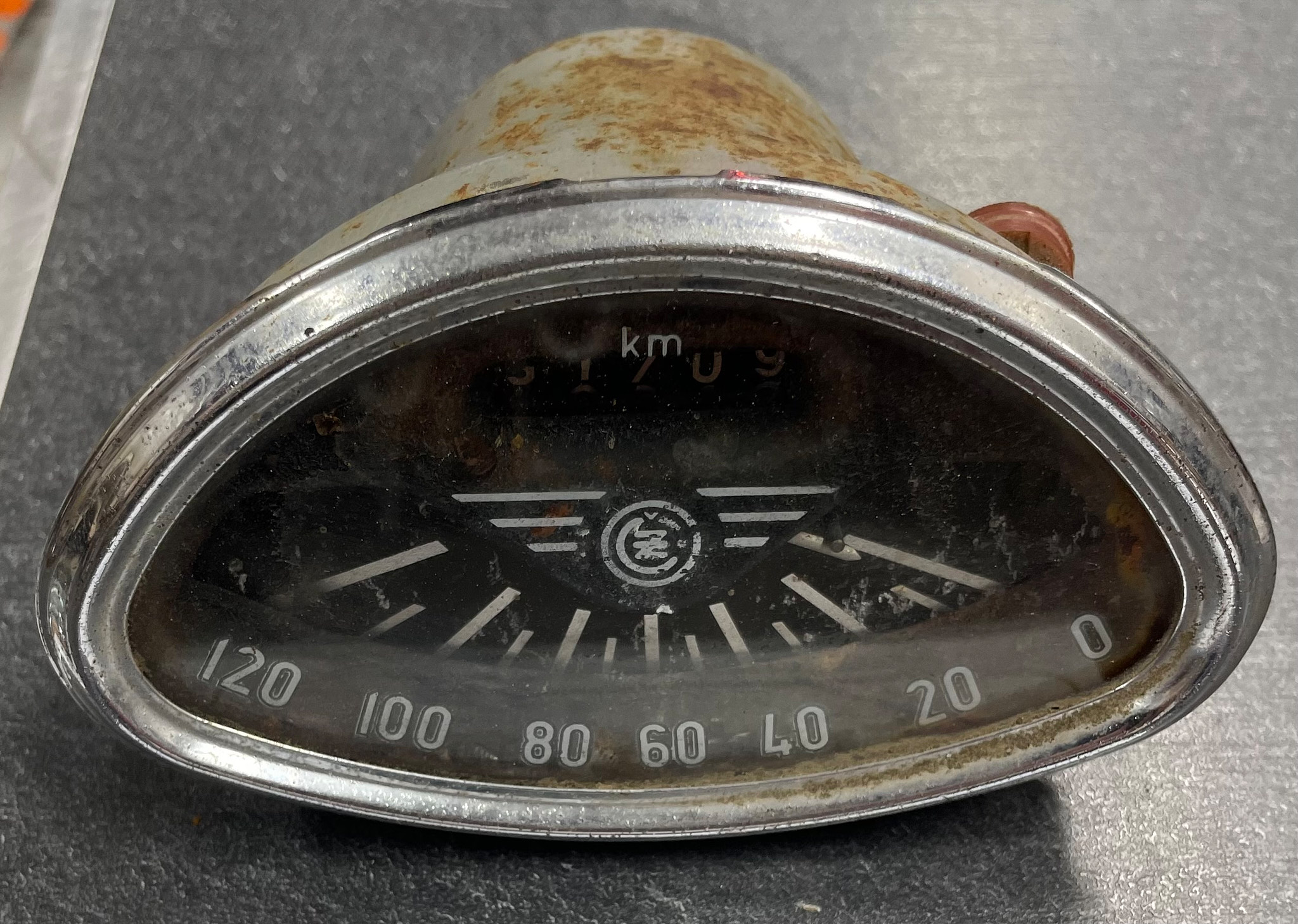 Tachometr Jawa Panelka před renovací